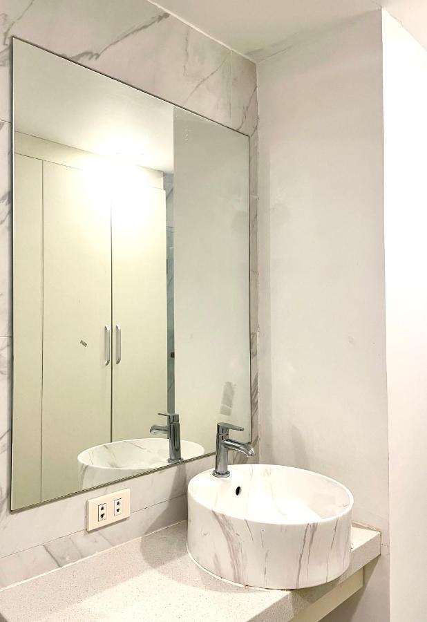 Burgundy Guest Suite มะนิลา ภายนอก รูปภาพ
